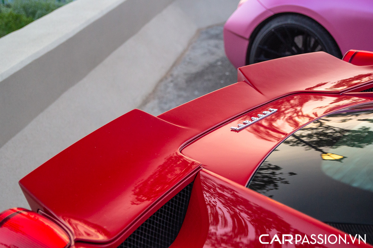 Điểm nhấn trên gói độ này chính là phần cản sau của xe đã được thay thế hoàn toàn với phần cản với các hốc gió lớn. Có thể dễ dàng nhận thấy, chi tiết cản sau này được các nhà thiết kế của thương hiệu Misha Designs lấy cảm hứng từ cản sau của mẫu Hypercar đình đám LaFerrari.