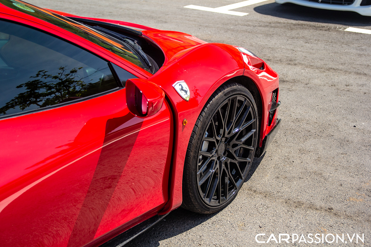 Sau một thời gian được chủ sở hữu quyết định “trả lại vẻ đẹp nguyên bản” với những đường nét thiết kế quen thuộc từ Pininfarina cũng như bộ mâm 5 chấu đơn đặc trưng của dòng 458, vừa qua chiếc xe đã được lắp đặt lại bộ bodykit đến từ thương hiệu Misha Designs. Bộ bodykit này đem tới cho chiếc xe một diện mạo hoàn toàn mới với các chi tiết đem tới thay đổi khác biệt đáng kể về mặt thiết kế.