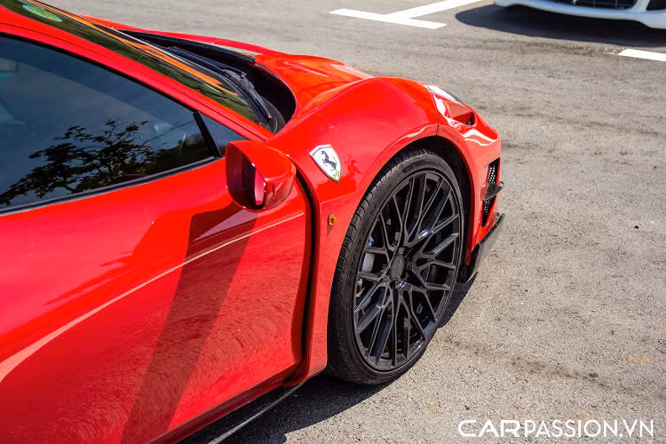 Sau một thời gian được chủ sở hữu quyết định “trả lại vẻ đẹp nguyên bản” với những đường nét thiết kế quen thuộc từ Pininfarina cũng như bộ mâm 5 chấu đơn đặc trưng của dòng 458, vừa qua chiếc xe đã được lắp đặt lại bộ bodykit đến từ thương hiệu Misha Designs. Bộ bodykit này đem tới cho chiếc xe một diện mạo hoàn toàn mới với các chi tiết đem tới thay đổi khác biệt đáng kể về mặt thiết kế.