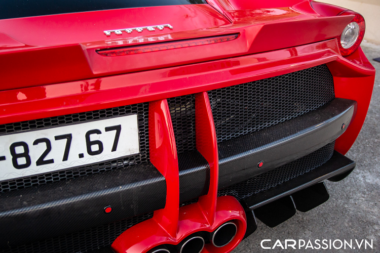 Đặt cạnh một chiếc Ferrari 458 Italia nguyên bản, có thể thay được nét đẹp của hai chiếc xe hướng tới hai phong cách khác nhau.