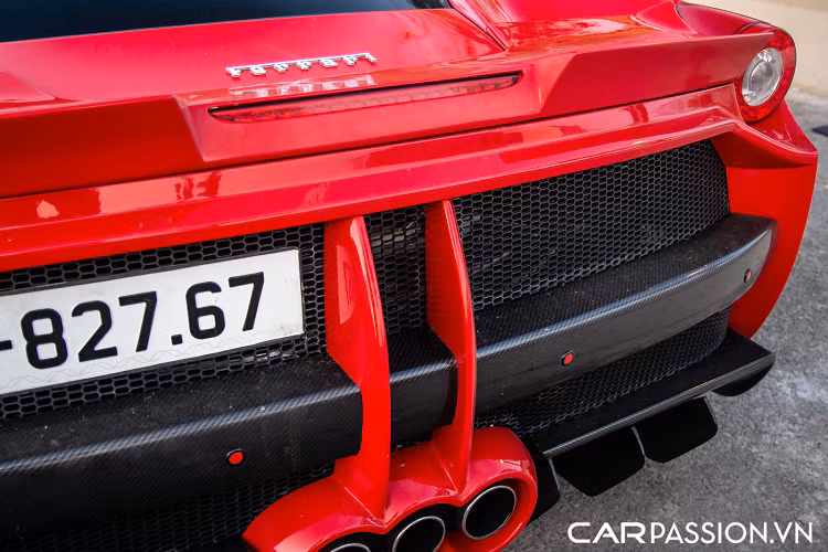 Đặt cạnh một chiếc Ferrari 458 Italia nguyên bản, có thể thay được nét đẹp của hai chiếc xe hướng tới hai phong cách khác nhau.