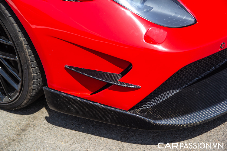 Ferrari 458 Italia được trang bị động cơ V8 hút khí tự nhiên có dung tích 4.5 lít, sản sinh công suất tối đa 570 mã lực tại vòng tua máy 9.000 vòng/phút và mô-men xoắn cực đại 540 Nm tại vòng tua máy 6.000 vòng/phút. Xe có khả năng tăng tốc từ 0-100 km/h trong 3,4 giây trước khi đạt tốc độ tối đa 325 km/h.