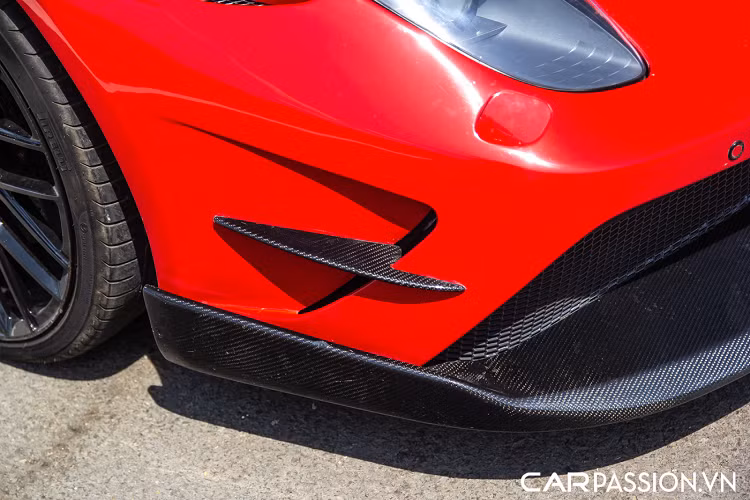 Ferrari 458 Italia được trang bị động cơ V8 hút khí tự nhiên có dung tích 4.5 lít, sản sinh công suất tối đa 570 mã lực tại vòng tua máy 9.000 vòng/phút và mô-men xoắn cực đại 540 Nm tại vòng tua máy 6.000 vòng/phút. Xe có khả năng tăng tốc từ 0-100 km/h trong 3,4 giây trước khi đạt tốc độ tối đa 325 km/h.