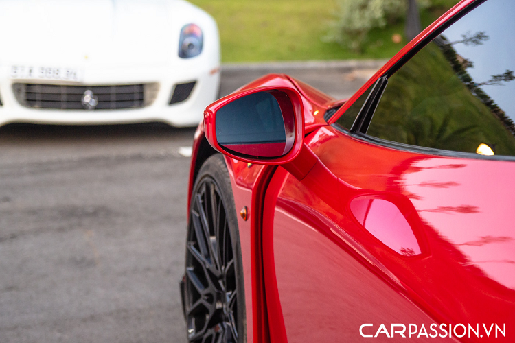 Ở phần thân xe, gói độ Misha Designs cho Ferrari 458 Italia đã đem tới cho chiếc xe phần líp hông mới được thiết kế đan xen với phần đuôi líp được vót chéo cực ấn tượng, phần líp đen trồi nhẹ đem tới cho xe một vẻ đẹp ấn tượng. Phần vè trước được thiết kế rộng hơn với hốc gió tạo điểm nhấn. Xe được lắp đặt một cánh gió nhỏ phía sau.