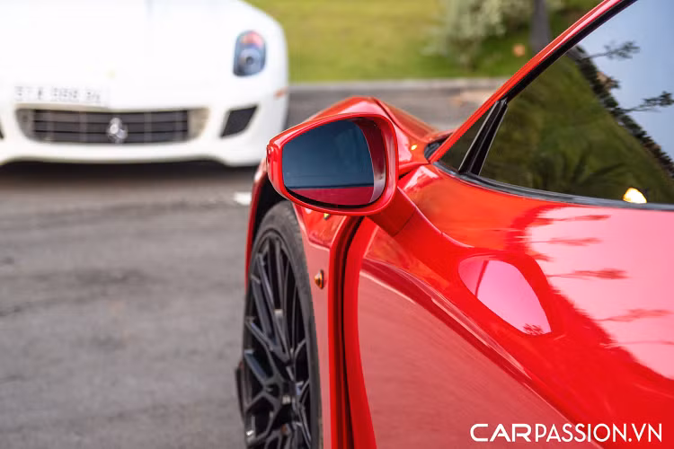 Ở phần thân xe, gói độ Misha Designs cho Ferrari 458 Italia đã đem tới cho chiếc xe phần líp hông mới được thiết kế đan xen với phần đuôi líp được vót chéo cực ấn tượng, phần líp đen trồi nhẹ đem tới cho xe một vẻ đẹp ấn tượng. Phần vè trước được thiết kế rộng hơn với hốc gió tạo điểm nhấn. Xe được lắp đặt một cánh gió nhỏ phía sau.