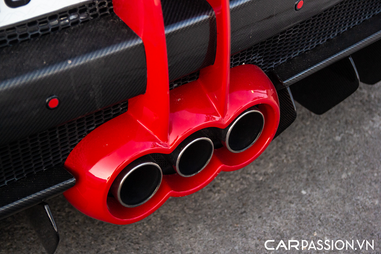 Thay cho bộ mâm nguyên bản đã vốn rất đẹp trên xe chính là một bộ mâm hầm hố từ thương hiệu PUR. Bộ mâm 21 inch này được thiết kế với nhiều chấu dưới dạng đan chéo và được sơn màu đen nhám, từ đó ăn nhập với gói độ đắt giá và đem lại cho chiếc 458 Italia này một diện mạo khác biệt hoàn toàn so với nguyên bản.