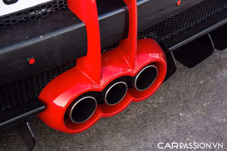 Thay cho bộ mâm nguyên bản đã vốn rất đẹp trên xe chính là một bộ mâm hầm hố từ thương hiệu PUR. Bộ mâm 21 inch này được thiết kế với nhiều chấu dưới dạng đan chéo và được sơn màu đen nhám, từ đó ăn nhập với gói độ đắt giá và đem lại cho chiếc 458 Italia này một diện mạo khác biệt hoàn toàn so với nguyên bản.