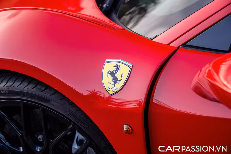 Nhờ vậy mà sau 11 năm được giới thiệu đến công chúng, thiết kế trên 458 Italia vẫn mang một nét đẹp vượt thời gian cho dù sau 458 Italia đã có tới hai thế hệ được ra mắt với thiết kế hiện đại. Ở phần cản trước, thiết kế liền mạch với hốc gió được thiết kế tích hợp đã được loại bỏ, từ đó thay thế bằng hai hốc gió lớn cùng phần cản được kéo dài ra phía trước, các đường nét được trau chuốt mỏng hơn so với thiết kế nguyên bản.