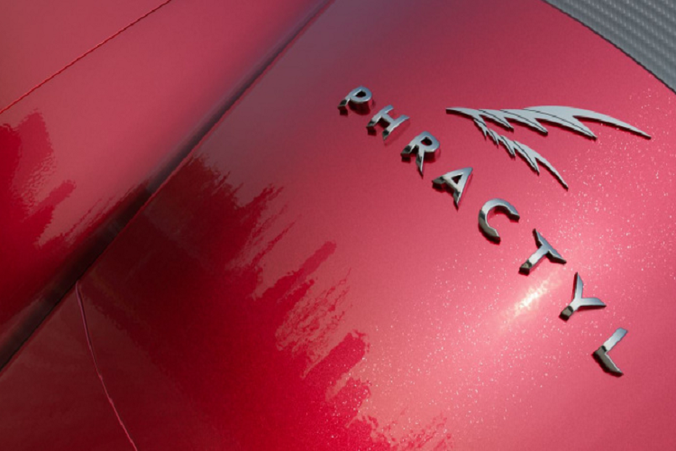 Bộ chân này cho phép cất cánh từ mọi loại địa hình, cung cấp lực đẩy ban đầu; trong khi đó, các bánh xích sẽ giúp việc hạ cánh ở những khu vực hẻo lánh dễ dàng hơn. Khi cất cánh, phần thân Macrobat sẽ nghiêng lên trên, tạo tư thế giống như một con chim vỗ cánh bay lên.