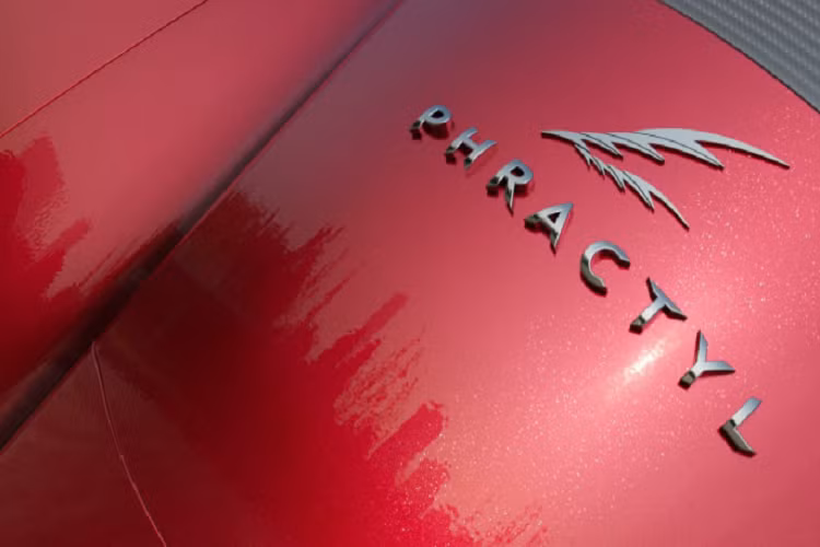 Bộ chân này cho phép cất cánh từ mọi loại địa hình, cung cấp lực đẩy ban đầu; trong khi đó, các bánh xích sẽ giúp việc hạ cánh ở những khu vực hẻo lánh dễ dàng hơn. Khi cất cánh, phần thân Macrobat sẽ nghiêng lên trên, tạo tư thế giống như một con chim vỗ cánh bay lên.