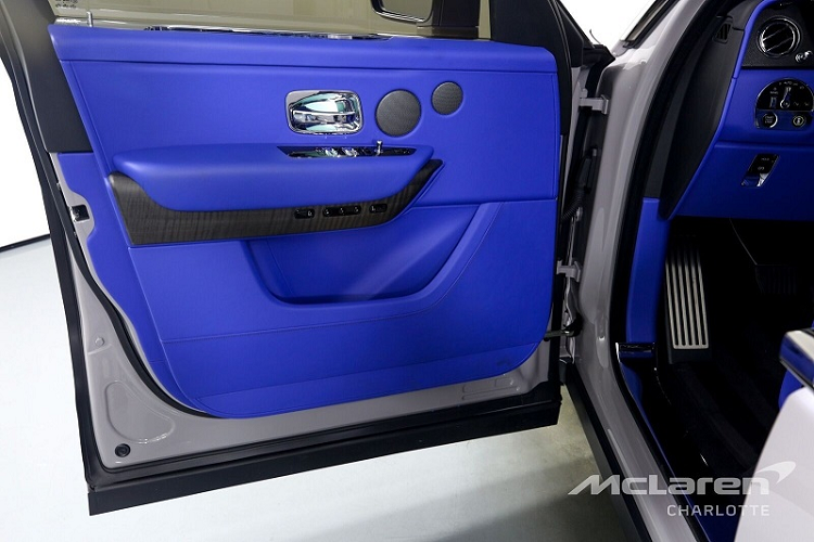 Tuy nhiên, theo mô tả của người bán, chiếc Cullinan được nhắc đến trong bài chỉ có công suất 562 mã lực và 850 Nm momen xoắn. Điều này có nghĩa là Novitec chưa hề “động tay” đến khối động cơ tăng áp kép V12 6.75L nằm dưới nắp capo của chiếc xe.