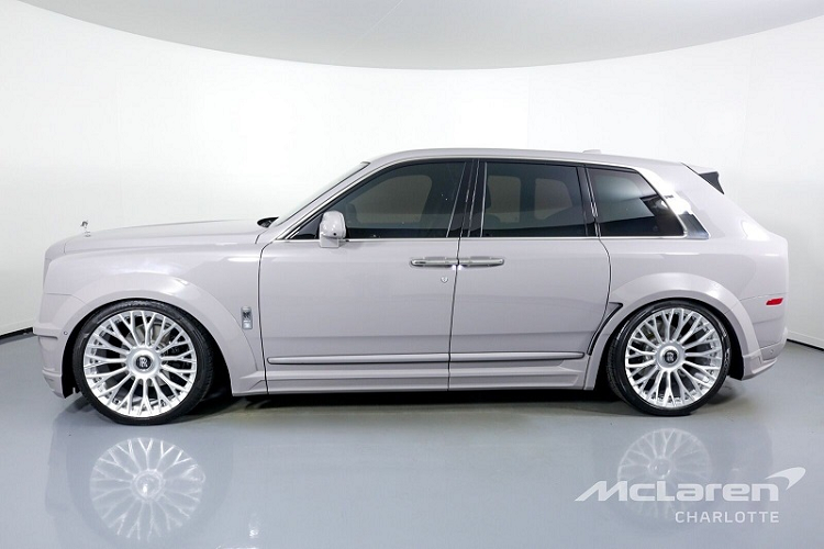 Bên trong Rolls-Royce Cullinan độ Novitec, khoang nội thất trông nổi bật với tông màu xanh lam ở hầu hết các khu vực có thể bọc da như ghế ngồi, bảng táp-lô, bệ tỳ tay trung tâm, tấm ốp cửa,... Ngoài ra chiếc xe không có thêm bất cứ nâng cấp nào đáng kể so với những chiếc Cullinan thông thường, vẫn là các điểm nhấn bằng gỗ cao cấp và thép không gỉ, trần xe kiểu bầu trời sao, ghế massage, màn hình hiển thị trên kính lái,...