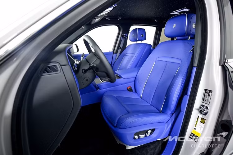 Những chiếc Rolls-Royce Cullinan từng “qua tay” Novitec đều được tinh chỉnh lại khối động cơ tăng áp kép V12 6.75L nguyên bản, cho ra công suất tối đa 675 mã lực, momen xoắn cực đại 1.010 Nm và khả năng tăng tốc 0 - 100 km/h trong 4,9 giây