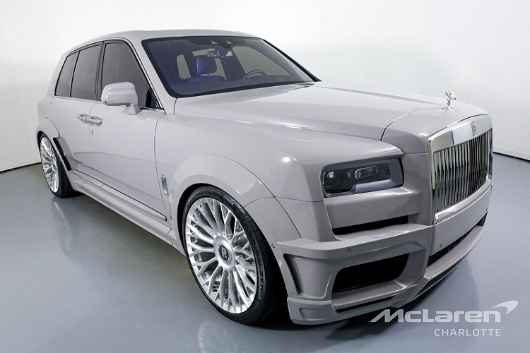 Ngoại thất của chiếc SUV siêu sang Rolls-Royce Cullinan này chỉ khác biệt với bộ body kit thân rộng, lớp sơn ngoại thất mới cùng bộ mâm lạ mắt. Khoảng sáng gầm cũng được hạ thấp đáng kể, giống như các sản phẩm khác mang bản sắc của Novitec.