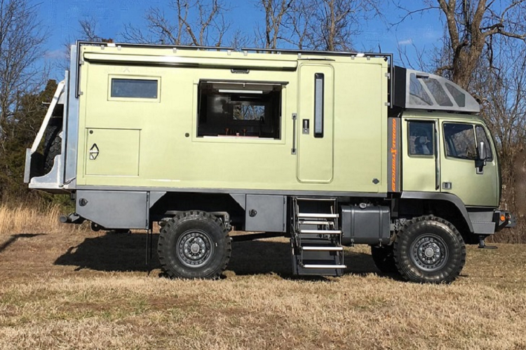 Mỗi chiếc Safari Extreme đều được hoàn thiện bằng cách sử dụng các tấm mút cấu trúc kín (closed-cell) kẹp giữa hai lớp polyester được gia cố bằng sợi thủy tinh. Cấu trúc này giúp đảm bảo tối ưu trọng lượng tổng thể cho chiếc xe, đồng thời tăng cường khả năng cách nhiệt cho khoang cabin. Ngoài ra còn có một hệ thống động học đặc biệt cho phép khung xe có thể uốn cong một cách tự do mà không hề ảnh hưởng đến khoang nội thất - nơi diễn ra mọi hoạt động sinh hoạt hàng ngày.