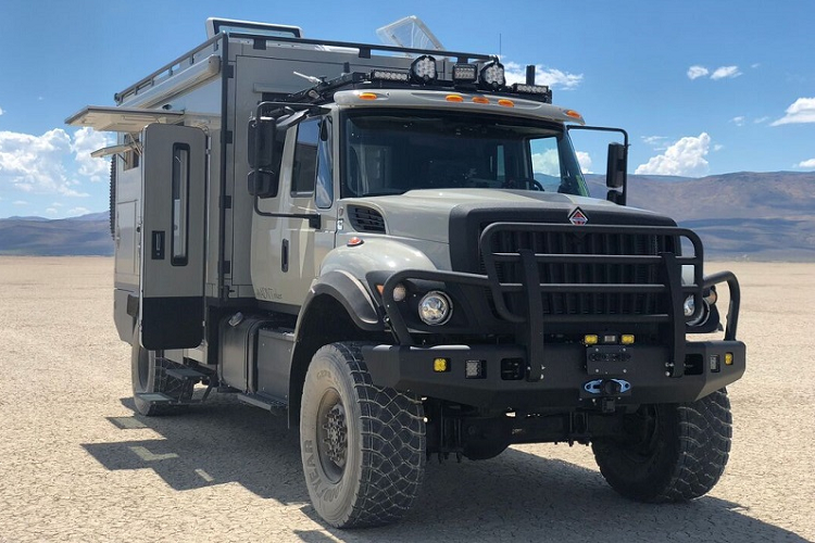 Safari Extreme cũng không phải là một ngoại lệ. Mẫu xe mới nhất này có giá xe Safari Extreme khởi điểm từ 650.000 USD (khoảng 14,8 tỷ đồng), với kích thước tổng thể dài x rộng x cao lần lượt là 5.180 x 2.430 x 2.130 mm. Kích thước này khiến nó trở thành “con quái vật” khổng lồ khi di chuyển trên đường cao tốc. Do đó, hy vọng rằng khách hàng sẽ đưa Safari Extreme đến những cung đường off-road khắc nghiệt nhất, đúng như mục đích phát triển của nhóm Global Expedition Vehicles.