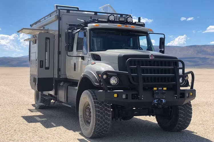 Safari Extreme cũng không phải là một ngoại lệ. Mẫu xe mới nhất này có giá xe Safari Extreme khởi điểm từ 650.000 USD (khoảng 14,8 tỷ đồng), với kích thước tổng thể dài x rộng x cao lần lượt là 5.180 x 2.430 x 2.130 mm. Kích thước này khiến nó trở thành “con quái vật” khổng lồ khi di chuyển trên đường cao tốc. Do đó, hy vọng rằng khách hàng sẽ đưa Safari Extreme đến những cung đường off-road khắc nghiệt nhất, đúng như mục đích phát triển của nhóm Global Expedition Vehicles.