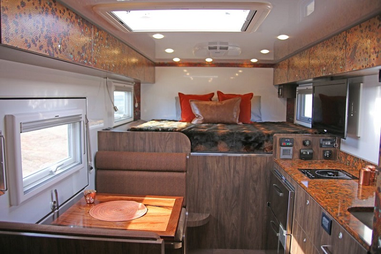 Được chế tạo phục vụ cho những chuyến đi dài ngày nên Safari Extreme cung cấp đầy đủ những trang thiết bị sinh hoạt, từ phòng tắm, phòng khách cho đến phòng ăn và phòng ngủ. Khoang nội thất sử dụng các vật liệu chính như đá granite, thép không gỉ, tấm ốp gỗ veneer và gỗ công nghiệp laminate.