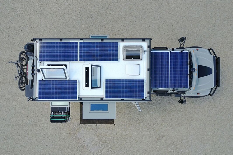 Phòng ngủ trên Safari Extreme được trang bị giường đôi cỡ lớn, ổ cắm sạc ở đầu giường và một khoang chứa đồ lớn ngay bên dưới giường. Trong khi đó, phòng tắm cũng có đầy đủ thiết bị như bồn tắm với vòi hoa sen, bồn cầu, tủ thuốc và bồn rửa bằng thép không gỉ.