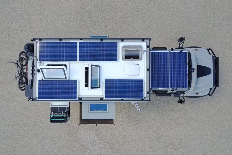 Phòng ngủ trên Safari Extreme được trang bị giường đôi cỡ lớn, ổ cắm sạc ở đầu giường và một khoang chứa đồ lớn ngay bên dưới giường. Trong khi đó, phòng tắm cũng có đầy đủ thiết bị như bồn tắm với vòi hoa sen, bồn cầu, tủ thuốc và bồn rửa bằng thép không gỉ.