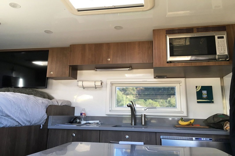 Ở bên trong, Safari Extreme được trang bị máy sưởi Webasto Hydronic Thermo-90 cùng một thiết bị cảm biến và điều khiển nhiệt độ giúp duy trì một không gian ấm cúng ngay cả khi động cơ đã tắt. Hệ thống này còn có khả năng làm nóng động cơ trước khi khởi động trong những ngày lạnh giá.