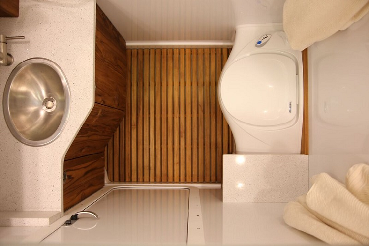 Khu vực phòng ăn có thể chứa tối đa 4 người và thậm chí có thể biến thành phòng ngủ thứ hai trong trường hợp cần thiết. Một số thiết bị trong phòng ăn có thể kể đến như tủ lạnh, lò vi sóng, lò nướng và bếp.