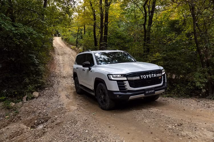 Ở một số thị trường lớn, trong đó có Nhật Bản, Land Cruiser 2022 luôn ở trong tình trạng quá tải đơn hàng kể từ ngày chính thức mở bán. Nhiều khách hàng thậm chí còn phải đợi đến 4 năm mới được giao xe - một phần nguyên nhân đến từ tình trạng thiếu hụt chip bán dẫn.