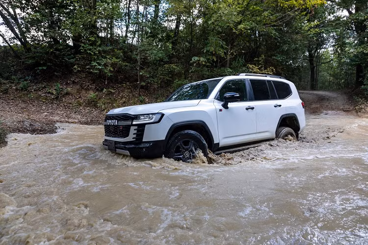 Ngay trong thời điểm rất nhiều khách hàng đang tỏ ra nóng lòng, Toyota mới đây bất ngờ tung ra bộ ảnh Toyota Land Cruiser 2022 chạy off-road và “khoe tài” vượt địa hình đầy ấn tượng.