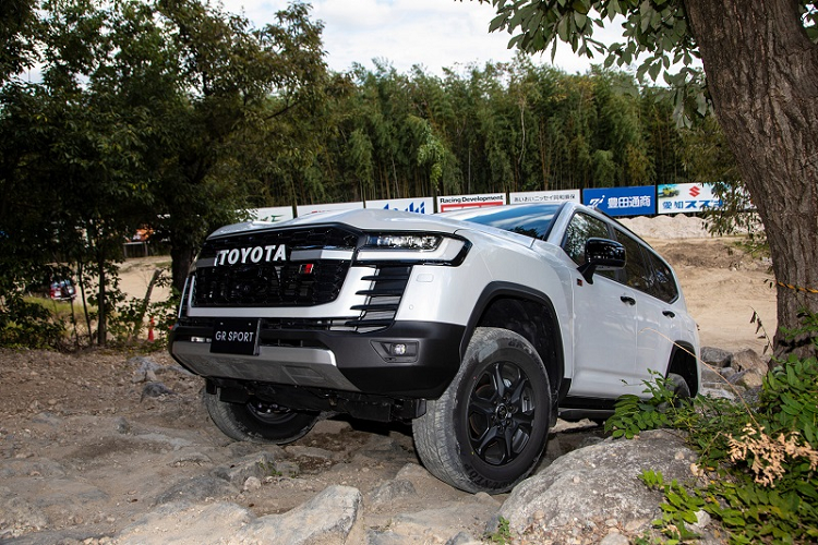 Bên cạnh những trang bị mới kể trên đóng vai trò tối ưu hiệu suất off-road, mẫu xe SUV Toyota Land Cruiser 2022 còn sử dụng kết cấu khung gầm dạng thang ladder-frame cứng hơn 20% so với thế hệ tiền nhiệm, đảm bảo khả năng xử lý linh hoạt hơn ở tốc độ cao.