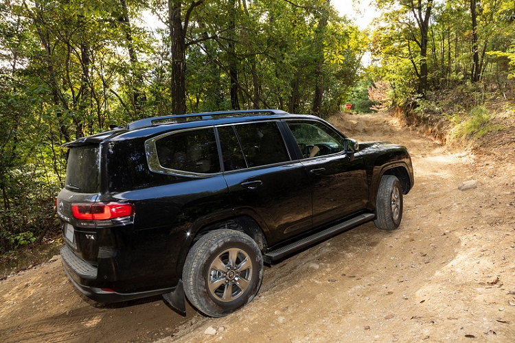 Có thể dễ dàng nhận thấy sự có mặt của phiên bản hàng đầu GR Sport trong bộ ảnh phô trương “trình” off-road này. Toyota Land Cruiser GR Sport được trang bị bộ body kit độc đáo bao gồm cản trước và lưới tản nhiệt tái thiết kế, bộ la-zăng nhôm 6 chấu cỡ 18 inch, vòm bánh xe và ốp gương chiếu hậu màu đen cùng tấm chống trượt bằng nhôm tích hợp ở cản sau.