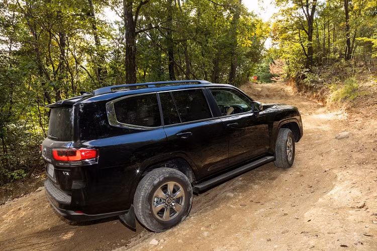 Có thể dễ dàng nhận thấy sự có mặt của phiên bản hàng đầu GR Sport trong bộ ảnh phô trương “trình” off-road này. Toyota Land Cruiser GR Sport được trang bị bộ body kit độc đáo bao gồm cản trước và lưới tản nhiệt tái thiết kế, bộ la-zăng nhôm 6 chấu cỡ 18 inch, vòm bánh xe và ốp gương chiếu hậu màu đen cùng tấm chống trượt bằng nhôm tích hợp ở cản sau.