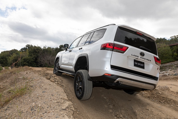 Ngoài ra, Toyota cũng trang bị cho phiên bản GR Sport hệ thống treo động học điều khiển điện tử (E-KDSS) có khả năng tự động điều chỉnh các thanh chống lật trước/sau một cách độc lập để phù hợp với điều kiện riêng của từng bánh xe. Điều này giúp đảm bảo độ bám đường tối ưu nhất cho cả 4 bánh xe, đồng thời cải thiện sự êm ái trong quá trình vận hành.