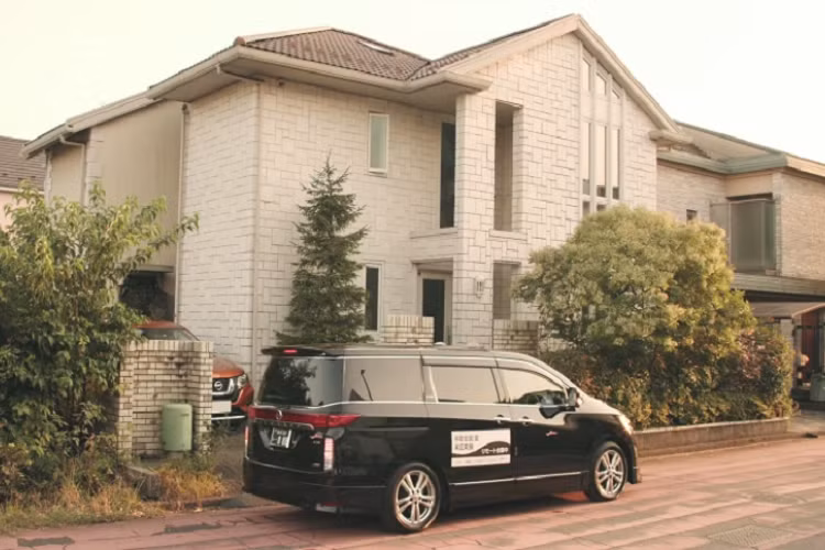 Văn phòng di động Nissan Elgrand Mobile Work Suite sở hữu khoang nội thất rộng rãi và cao cấp vốn là lợi thế của dòng xe MPV với màn hình TV lớn có kết nối Wi-Fi, cùng với đó là động cơ 3.5L mạnh mẽ (276 mã lực / 344 Nm) đáp ứng tốt mọi nhu cầu di chuyển trong thành phố.