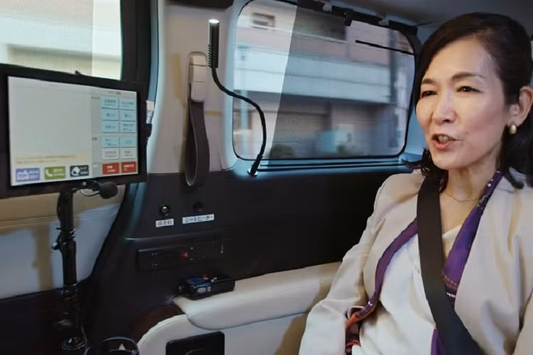 Mẫu xe MPV Nissan Elgrand Mobile Work Suite được thiết kế để phục vụ nhu cầu di chuyển hàng ngày của khách hàng, trong khi vẫn đảm bảo hiệu quả công việc bằng nhiều trang bị bổ sung.