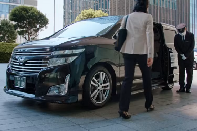 Trong bối cảnh đại dịch Covid-19 diễn ra phức tạp trên toàn thế giới, các hình thức và môi trường làm việc cũng vì thế mà thay đổi. Để đáp ứng nhu cầu của nhiều khách hàng hiện nay, Nissan Elgrand Mobile Work Suite mới được xe là hiệu quả với nhiều tính năng và trang bị hiện đại. Nó cung cấp trải nghiệm sử dụng như một văn phòng di động cho các lãnh đạo doanh nghiệp và VIP.