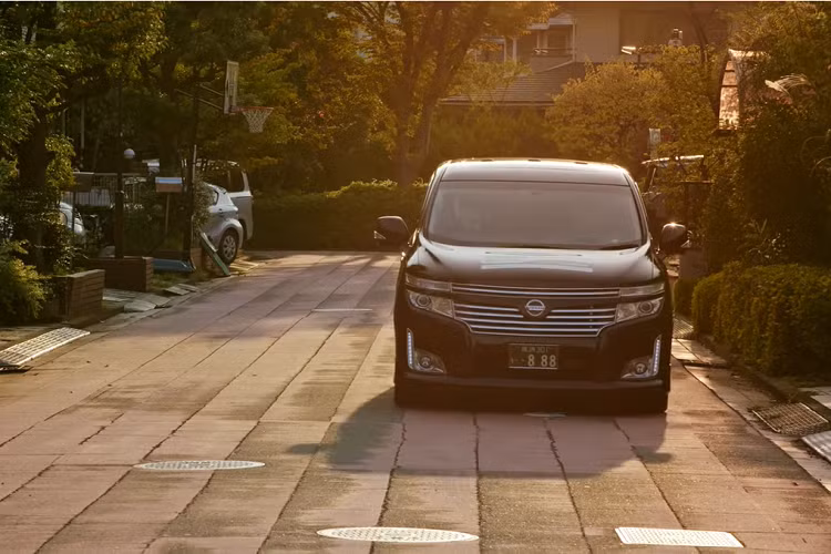 Có thể xem như đây là một phiên bản dịch vụ di chuyển cao cấp hơn của Grab với không gian đủ tiện nghi như văn phòng làm việc.