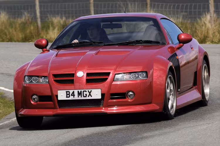 3. MG Xpower SV: Sau khi mua lại nhà sản xuất ôtô Qvale, MG Rover đã thành lập công ty con MG X80 để sản xuất dựa trên mẫu Qvale Mangusta. Phiên bản concept MG X80 ra đời vào năm 2001 trước khi được giới thiệu chính thức vào một năm sau đó với cái tên MG Xpower SV. Thiết kế của mẫu xe này được phụ trách bởi Peter Stevens, người từng thiết kế ngoại thất cho mẫu McLaren F1. Giá bán khởi điểm của Xpower SV là 90.000 USD, bản SVR cao cấp hơn có giá 115.000 USD. Ảnh: Auto Express.