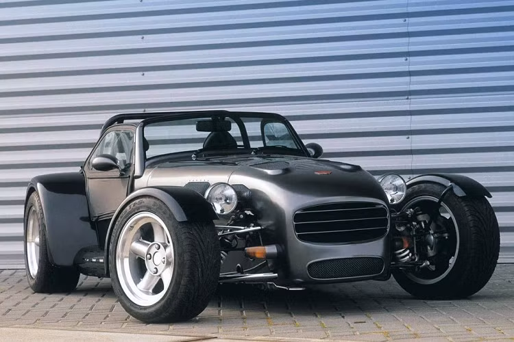 7. Donkervoort D8 Cosworth: Thương hiệu Hà Lan Donkervoort chỉ tạo được sự thu hút trên toàn cầu khi giới thiệu mẫu D8, chiếc xe mang thiết kế lạ lẫm với hệ thống treo trước lộ ra ngoài cùng đèn chiếu sáng tròn cổ điển. Donkervoort trang bị cho mẫu xe này động cơ tăng áp 2.0L huyền thoại của chiếc Ford Sierra Cosworth. D8 Cosworth là một chiếc xe thể thao không dành cho những tay lái yếu, xe không có công nghệ hỗ trợ lái nhưng khả năng tăng tốc 0-100 km/h chỉ trong 4,1 giây. Ảnh: Donkervoort.