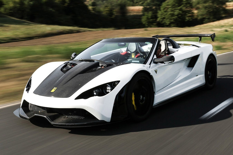 Đầu tiên trong số những mẫu xe ôtô châu Âu hàng hiếm là Tushek Renovation T500: Tay đua người Slovenia Alijoaa Tushek đã thành lập một công ty sản xuất ôtô vào năm 2012 trên một khu vực sân bay quân sự cũ. Với niềm đam mê chế tạo những chiếc xe thể thao mạnh mẽ, mẫu xe Renovation T500 đã được ra đời. Chiếc xe sử dụng động cơ của Audi RS4 với khả năng tăng tốc 0-96 km/h trong 3,7 giây, khối lượng chiếc xe chỉ đạt mức 1,1 tấn nhờ sử dụng nhiều vật liệu carbon. 