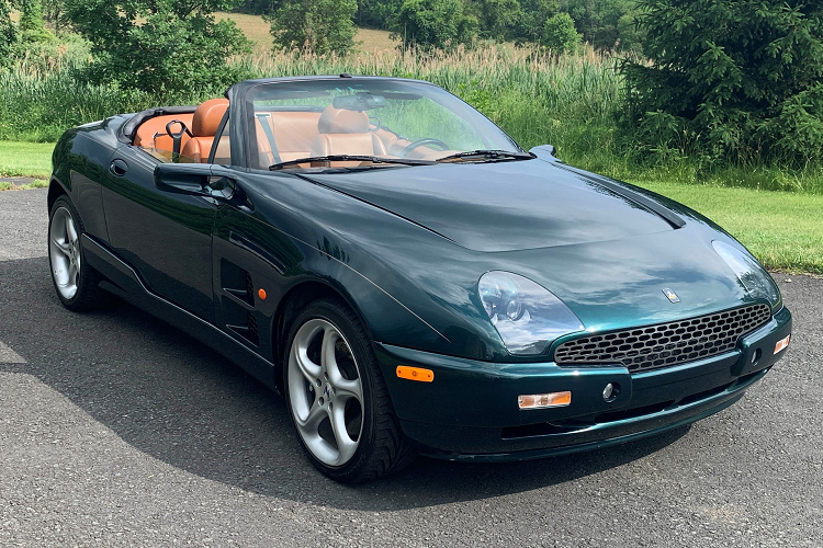 2. Qvale Mangusta: Mẫu xe này được ra đời vào năm 1999 và kết hợp nhiều tinh hoa của các hãng lớn như Lamborghini, Ferrari hay Ford. Phần khung được thiết kế bởi Enrique Scalabroni, người từng làm việc cho đội đua F1 Williams và Scuderia Ferrari. Trong khi phần khung được phụ trách bởi Marcello Gandini, cựu nhân viên của Ferrari và Lamborghini. "Trái tim" của chiếc Qvale Mangusta là động cơ V8 4.6L của Ford. Đã có tổng cộng 284 chiếc Qvale Mangusta được bán ra thị trường trước khi công ty này bị phá sản. Ảnh: Top Gear.