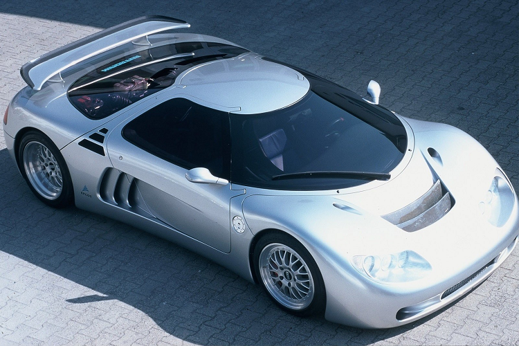 8. Lotec Sirius: Hãng xe Lotec của Đức bắt đầu hoạt động từ năm 1960 với công việc chế tạo xe đua trước khi chuyển sang sản xuất phụ tùng cho Porsche. Với kinh nghiệm dày dặn trong việc chế tạo xe đua, Lotec đã tạo ra chiếc siêu xe Sirius với động cơ Mercedes-Benz V12 tương tự mẫu Pagani Zonda, công suất của khối động cơ này có thể đạt được 1.000-1.200 mã lực tùy theo thiết lập của bộ tăng áp. Đáng tiếc, chỉ có một chiếc Lotec Sirius được chế tạo vì nhiều lý do.