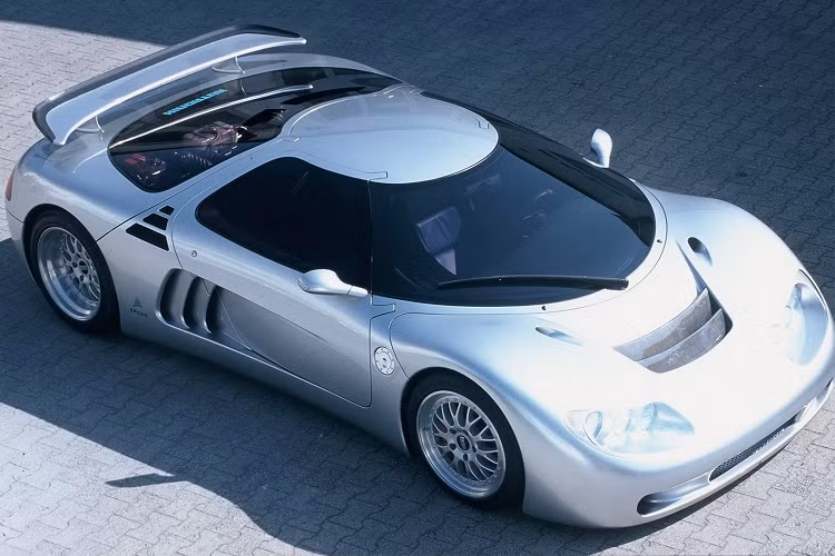 8. Lotec Sirius: Hãng xe Lotec của Đức bắt đầu hoạt động từ năm 1960 với công việc chế tạo xe đua trước khi chuyển sang sản xuất phụ tùng cho Porsche. Với kinh nghiệm dày dặn trong việc chế tạo xe đua, Lotec đã tạo ra chiếc siêu xe Sirius với động cơ Mercedes-Benz V12 tương tự mẫu Pagani Zonda, công suất của khối động cơ này có thể đạt được 1.000-1.200 mã lực tùy theo thiết lập của bộ tăng áp. Đáng tiếc, chỉ có một chiếc Lotec Sirius được chế tạo vì nhiều lý do.