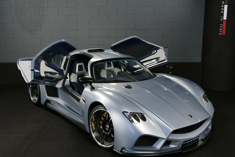 4. Mazzanti Evantra: Công ty ôtô Mazzanti Automobili có xuất phát điểm là một doanh nghiệp phục chế ôtô nhỏ với 2 phòng ban chính: Phục chế xe cũ và phát triển những mẫu siêu xe thủ công. Mẫu Evantra được chế tạo với khung gầm dạng khối và sử dụng động cơ Chevrolet LS7 V8 nhưng được đặt giữa. Phiên bản cao cấp nhất là Evantra 781 có 2 biến thể đường trường lẫn đường đua, tăng tốc 0-100 km/h trong 2,8 giây. Ảnh: Motor Authority.