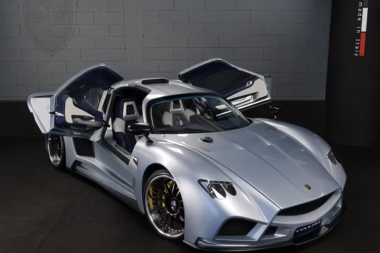 4. Mazzanti Evantra: Công ty ôtô Mazzanti Automobili có xuất phát điểm là một doanh nghiệp phục chế ôtô nhỏ với 2 phòng ban chính: Phục chế xe cũ và phát triển những mẫu siêu xe thủ công. Mẫu Evantra được chế tạo với khung gầm dạng khối và sử dụng động cơ Chevrolet LS7 V8 nhưng được đặt giữa. Phiên bản cao cấp nhất là Evantra 781 có 2 biến thể đường trường lẫn đường đua, tăng tốc 0-100 km/h trong 2,8 giây. Ảnh: Motor Authority.