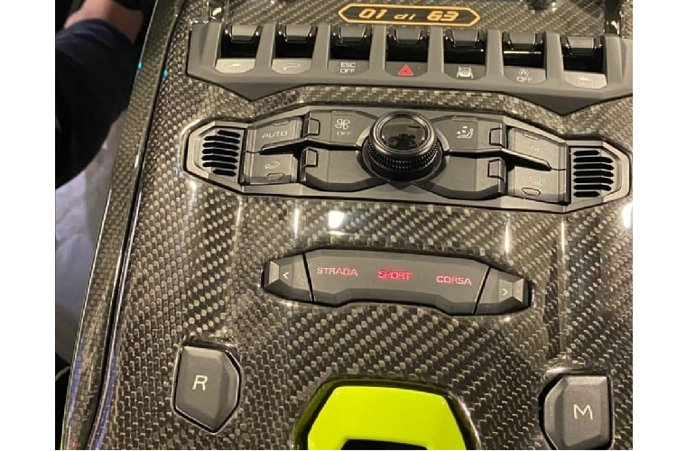 Ngoài ra, Lamborghini Sian còn có một trang bị khác lần đầu tiên xuất hiện trong làng ô tô thế giới, đó là bộ siêu tụ điện thay cho cụm pin lithium-ion. Bộ siêu tụ điện này mạnh gấp 3 lần so với cụm pin có cùng trọng lượng và nhẹ hơn gấp 3 lần. Vị trí của bộ siêu tụ điện này là giữa khoang lái và khoang động cơ nhằm mang đến tỷ lệ phân bổ trọng lượng tối ưu.