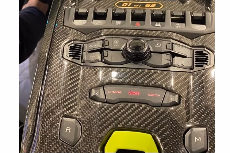 Ngoài ra, Lamborghini Sian còn có một trang bị khác lần đầu tiên xuất hiện trong làng ô tô thế giới, đó là bộ siêu tụ điện thay cho cụm pin lithium-ion. Bộ siêu tụ điện này mạnh gấp 3 lần so với cụm pin có cùng trọng lượng và nhẹ hơn gấp 3 lần. Vị trí của bộ siêu tụ điện này là giữa khoang lái và khoang động cơ nhằm mang đến tỷ lệ phân bổ trọng lượng tối ưu.