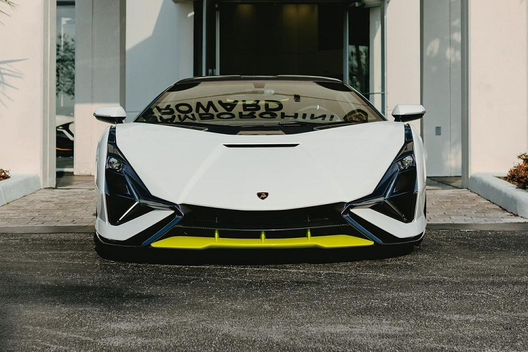 Trên toàn thế giới chỉ có đúng 63 chiếc siêu xe Lamborghini Sian bản giới hạn được sản xuất và mỗi chiếc Sian sẽ được thiết kế theo yêu cầu của khách thông qua chương trình Ad Personam. Nói cách khác, sẽ không có hai chiếc Lamborghini Sian nào giống hệt nhau. Để tin vào điều đó, hãy cùng chiêm ngưỡng 1 chiếc Lamborghini Sian mới được bàn giao đến đại lý Lamborghini Broward.