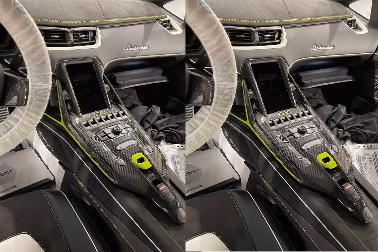 Chưa hết, động cơ của Lamborghini Sian còn kết hợp với hệ thống mild hybrid sử dụng mô-tơ điện 48 V, tạo ra công suất 34 mã lực và được tích hợp vào hộp số. Nhờ đó, Lamborghini Sian sở hữu công suất tổng cộng 808 mã lực và có thể tăng tốc từ 0-100 km/h trong thời gian chỉ 2,8 giây trước khi đạt vận tốc tối đa 350 km/h.