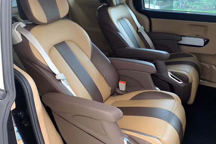 Kia Sedona có 2 tùy chọn động cơ gồm dầu hoặc xăng. Trong đó, máy dầu là động cơ 4 xi-lanh, dung tích 2.2 lít, đi kèm hộp số tự động 8 cấp cho công suất tối đa 190 mã lực và mô-men xoắn cực đại đạt 440 Nm ở bản Deluxe và Luxury.