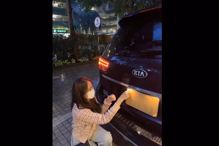 Ngoài những bình luận chúc mừng Hương Ly tậu Kia Sedona, có không ít cư dân mạng tỏ ra nghi ngờ cô chi tiền khủng để rước về biển tứ quý 3 thay vì tự bấm như mình chia sẻ. Đáp lại, "thánh cover" cho biết tiền mình để dành dùng nuôi con nhỏ, biển số này tự bấm, không mua và không quan hệ như lời đồn.